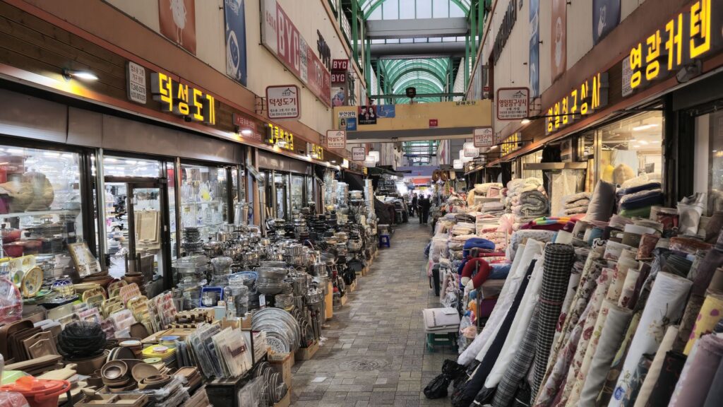 Enge Marktgasse mit dicht gedrängten Ständen im Gukje Market in Busan
