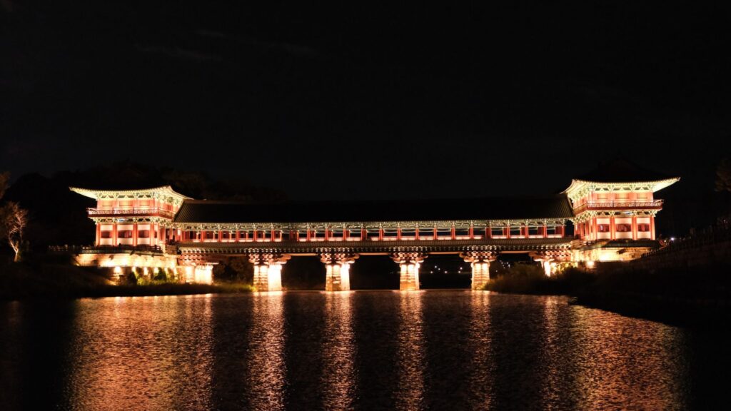 Beleuchtete Woljeonggyo-Brücke aus Holz über dem Fluss in Gyeongju am Abend