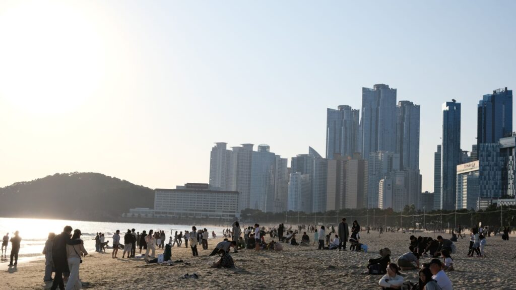 Haeundae Beach in Busan mit breitem Sandstrand und Hochhaus-Skyline im Hintergrund