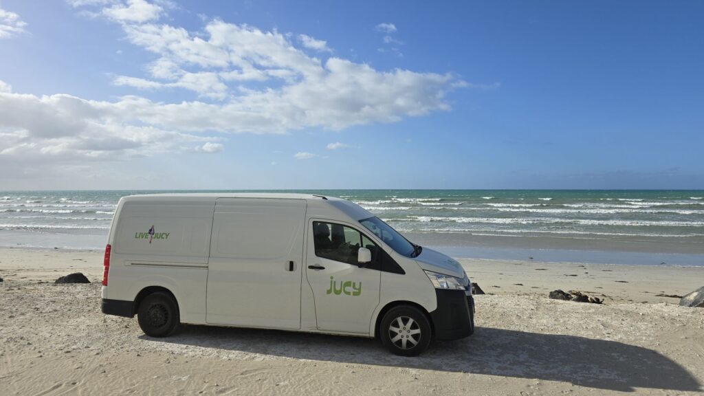 Jucy Coaster Camper auf einem kostenlosen Campingspot am Meer 