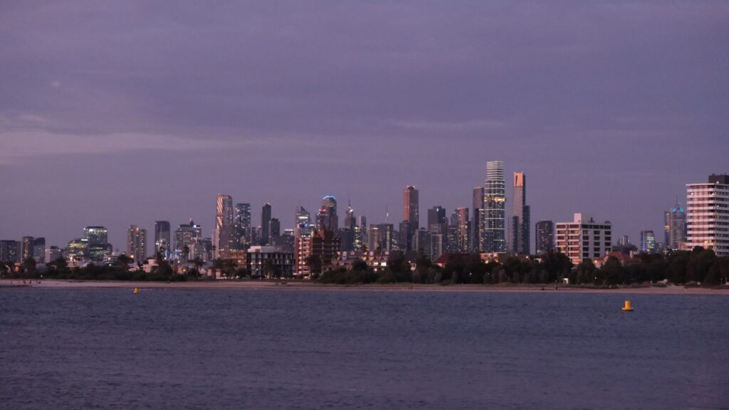 Skyline von Melbourne mit Hochhäusern der Innenstadt und Yarra River im Vordergrund
