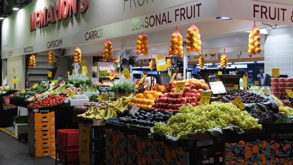 Stände mit frischem Obst und Gemüse in der überdachten Markthalle des Adelaide Central Market