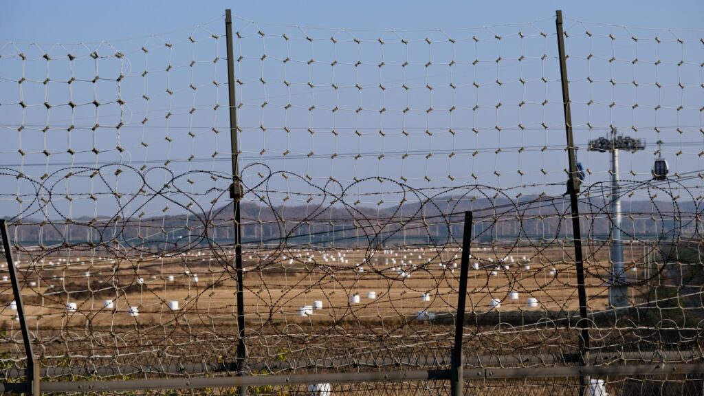 Stacheldrahtzaun entlang des Grenzstreifens der DMZ zwischen Süd- und Nordkorea
