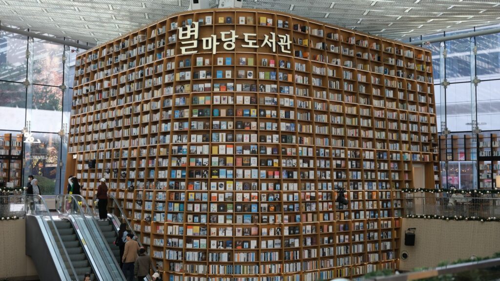 Meterhohe Bücherregale der Starfield Library in der COEX Mall in Seoul