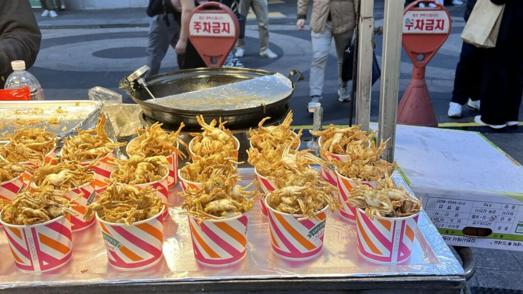 Beleuchtete Streetfood-Stände in den Straßen von Myeongdong in Seoul bei Nacht