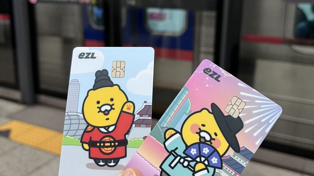 T-money Card in der Hand vor einer U-Bahn in Seoul